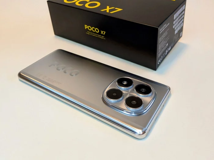 Mimo stříbrnou je Poco X7 dostupné také v zelené a žluto-černé