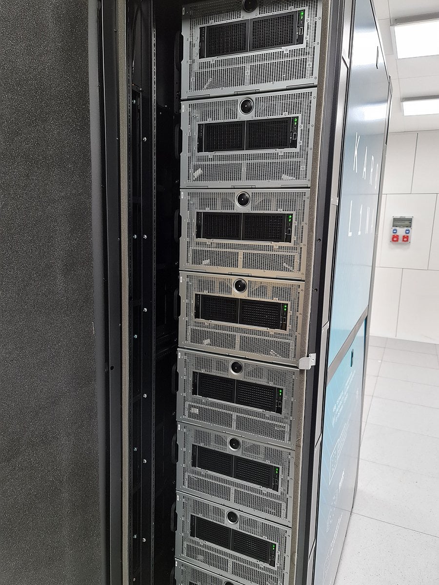 Superpočítač Karolina na IT4Innovations v Ostravě