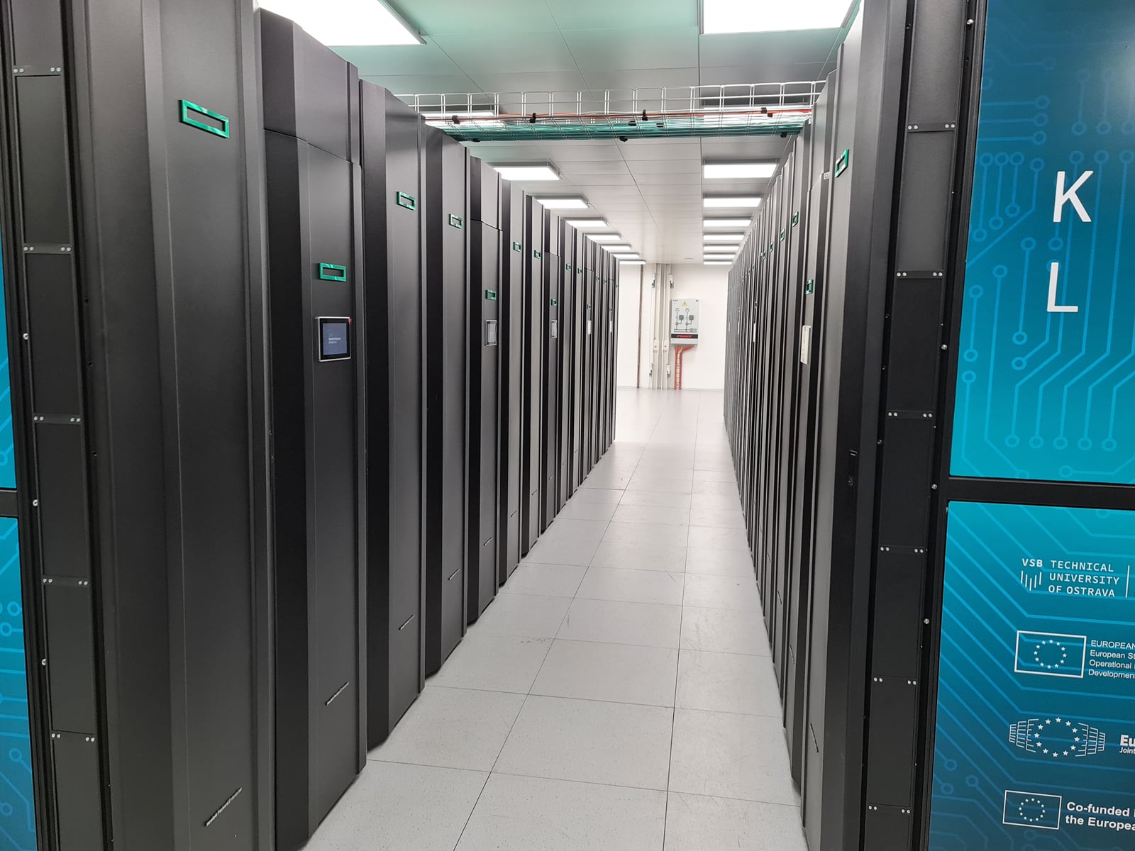 Superpočítač Karolina na IT4Innovations v Ostravě