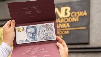 Ruka držící bankovku s portrétem Viléma Pospíšila.