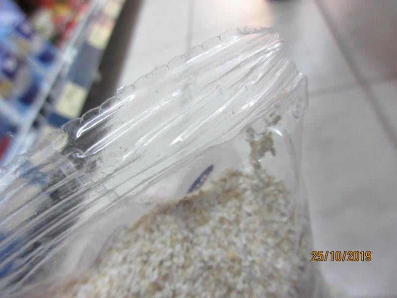 Nebezpečné potraviny - prodejce XUÂN HA LÉ, BALA potraviny, Stráž pod Ralskem nabízel obilné výrobky s výskytem škůdců. Obaly výrobků byly znečištěný a poškozeny činností škůdců. Stopy po činnosti škůdců byly zjištěny i uvnitř balení. Výskyt mrtvých škůdců v různých fázích vývoje a stop po jejich činnosti byl zjištěn i na regále, kde byly výrobky nabízeny k prodeji.