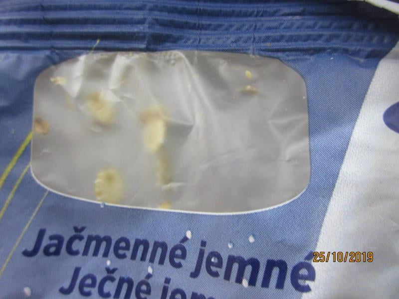 Nebezpečné potraviny - prodejce XUÂN HA LÉ, BALA potraviny, Stráž pod Ralskem nabízel obilné výrobky s výskytem škůdců. Obaly výrobků byly znečištěný a poškozeny činností škůdců. Stopy po činnosti škůdců byly zjištěny i uvnitř balení. Výskyt mrtvých škůdců v různých fázích vývoje a stop po jejich činnosti byl zjištěn i na regále, kde byly výrobky nabízeny k prodeji.