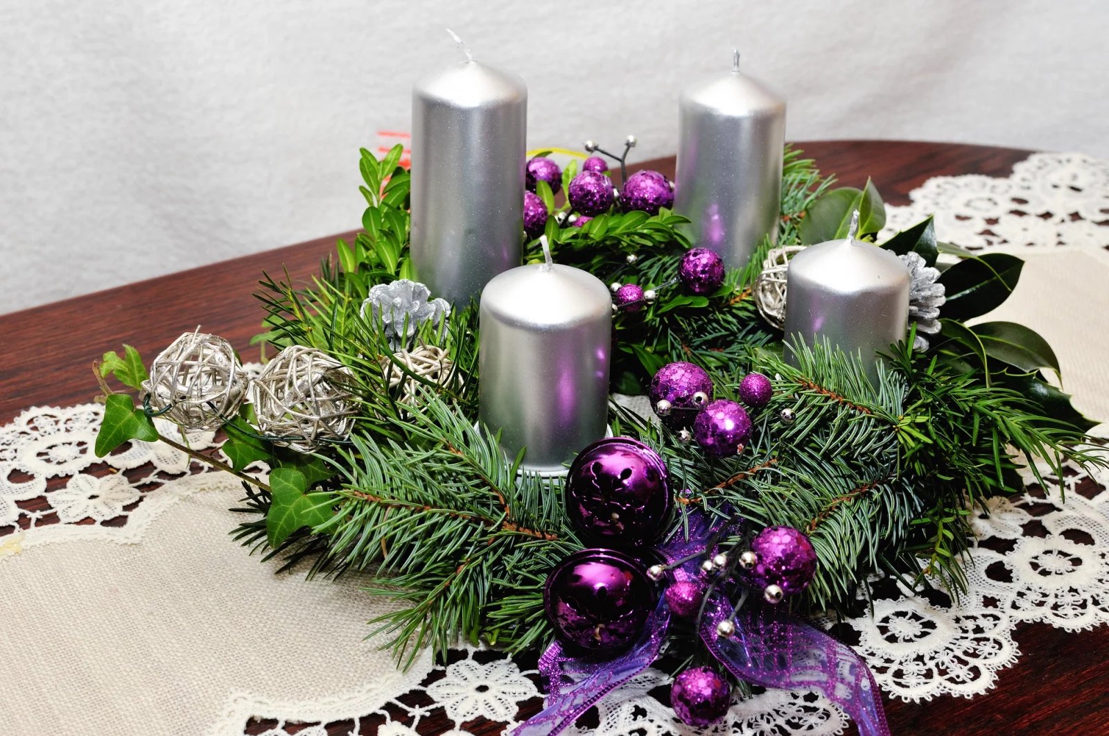 Adventní věnec může být klasický i úplně moderní