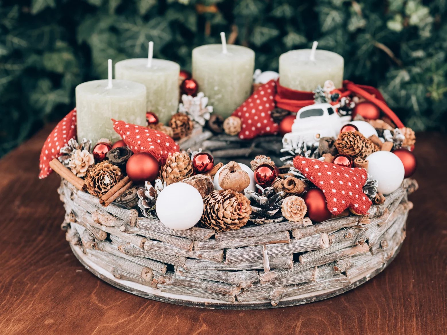Adventní věnec může být klasický i úplně moderní