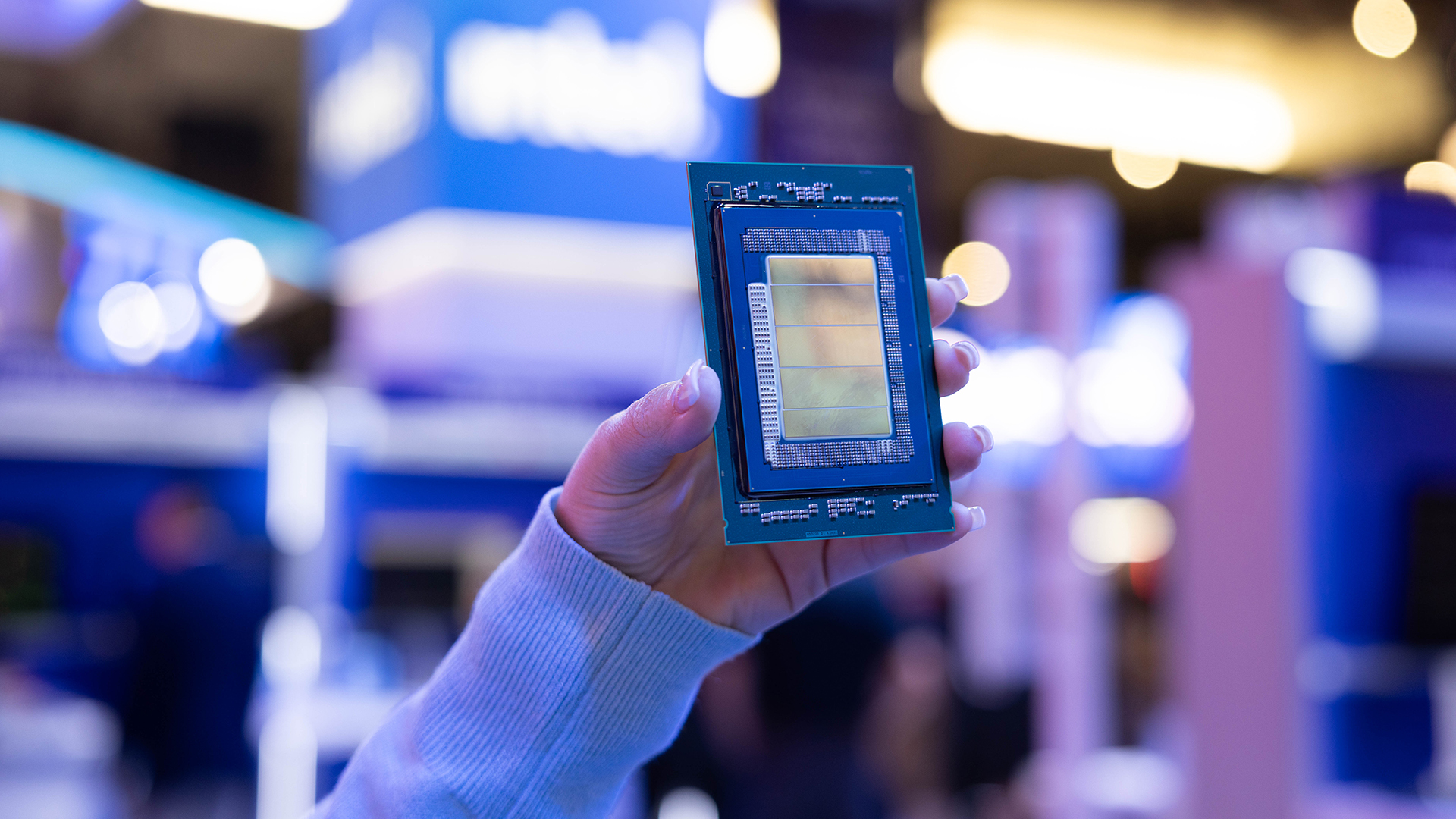 Čipletový procesor Intel Xeon 6 Plus bez rozvaděče tepla