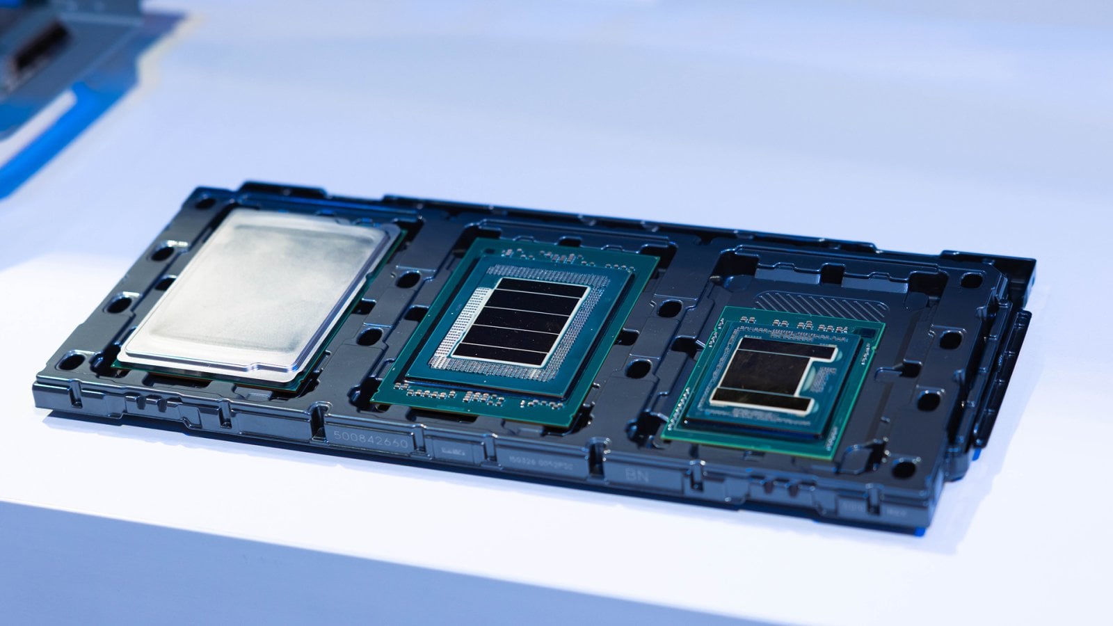 Čipletový procesor Intel Xeon 6 Plus bez rozvaděče tepla