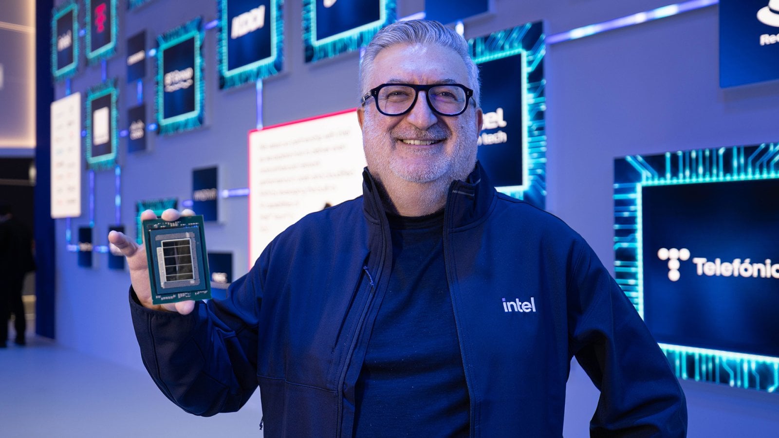 Čipletový procesor Intel Xeon 6 Plus bez rozvaděče tepla