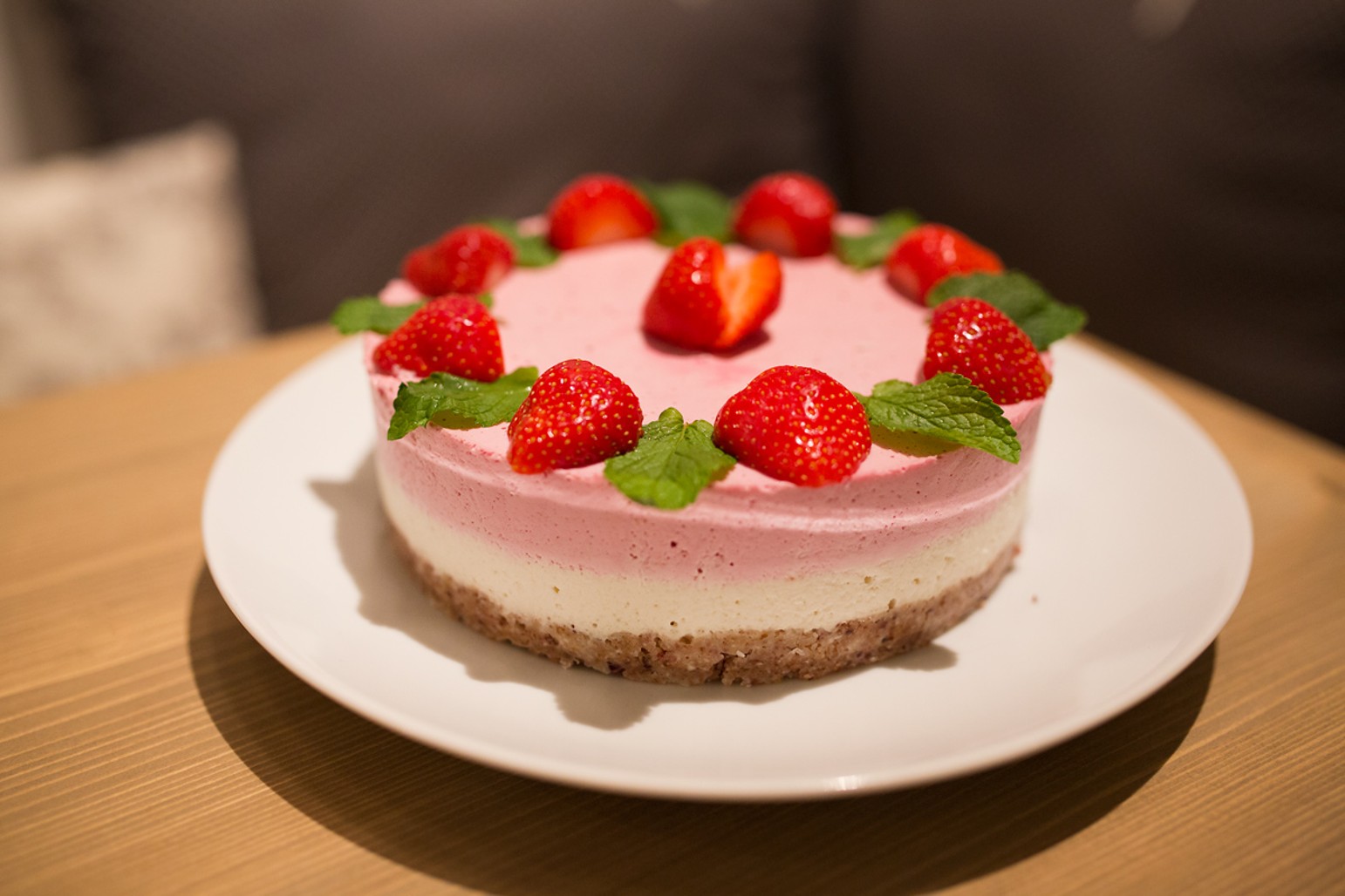 Korpus dortu je tvořen rozdrcenými mandlemi, naklíčenou pohankou a datlemi, citronovou vrstvu vytvoříte rozmixováním namočených kešu oříšků, které smícháte s agáve sirupem, kakaovým máslem a citronem. Vrchní vrstva je stejná jako citronová, jen jsou v ní navíc namixované jahody.