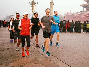 Mark Zuckerberg při ranním běhu na Náměstí nebeského klidu v Pekingu