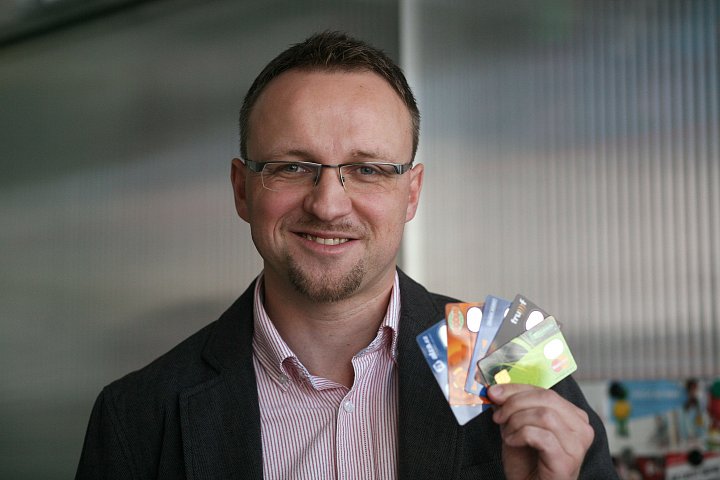 Mirek Horký, vedoucí oddělení kreditních karet se chlubí částí svého karetního portfolia. Ale na autora článku nemá šanci :-)