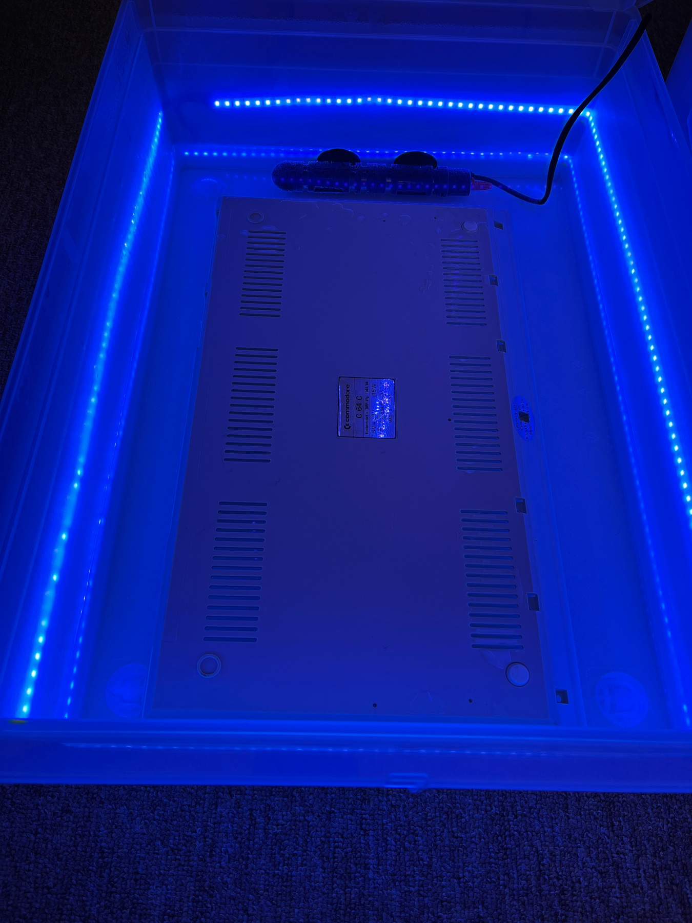 Retrobrightingová lázeň krytu počítače.