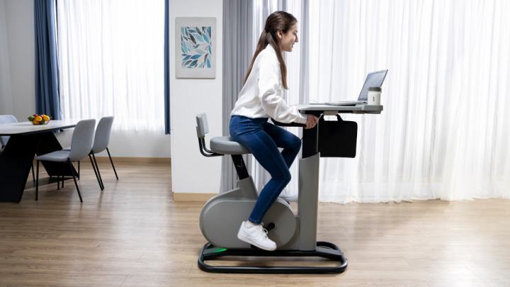 Kuriozitou je nový stůl eKinect Bike Desk