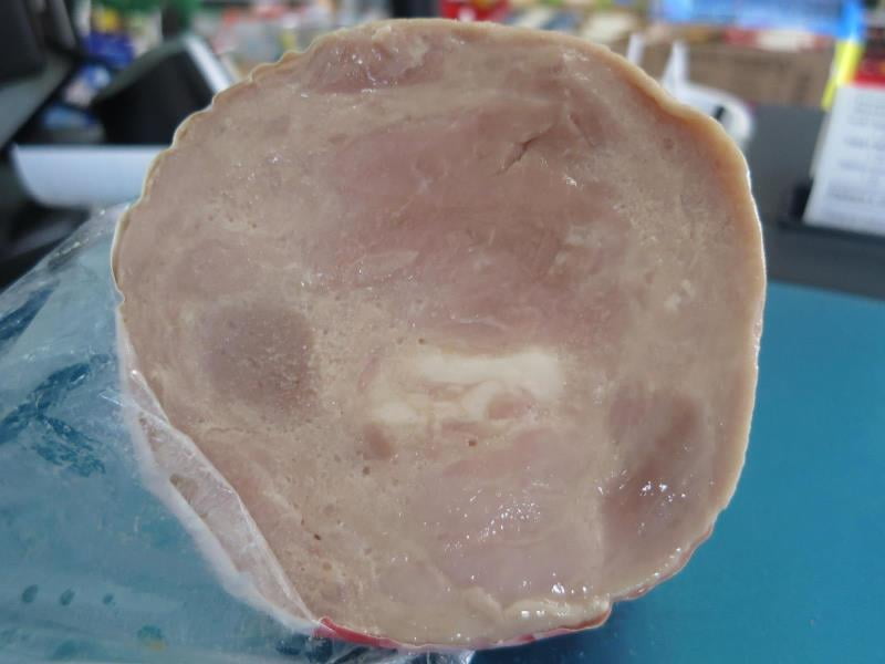 57 nálezů v kategorii nebezpečných potravin. Prodejna DANH HUNG NGUYEN Dřevnovice, šunkový salám. Výrobek silně zapáchal po kažení a měl oslizlý a lepkavý povrch. Potravina měla neznámé datum použitelnosti.