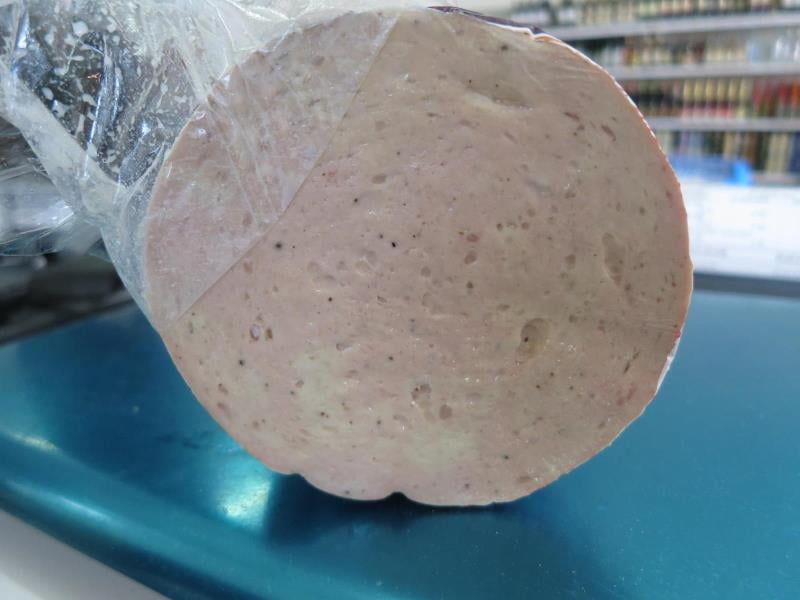 57 nálezů v kategorii nebezpečných potravin. Prodejna DANH HUNG NGUYEN Dřevnovice, salám Junior. Výrobek silně zapáchal po kažení a měl oslizlý a lepkavý povrch. Potravina měla neznámé datum použitelnosti.