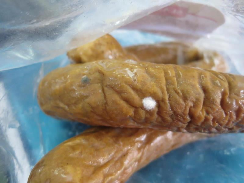 57 nálezů v kategorii nebezpečných potravin. Prodejna DANH HUNG NGUYEN Dřevnovice, šunková klobása. Výrobek měl oslizlý a lepkavý povrch porostlý plísní a silně zapáchal po kažení. Vzorek byl odebrán z načatého balení, na kterém byla informace od výrobce: "Po porušení obalu spotřebujte do 72 hodin". Kontrolovaná osoba však nebyla schopna doložit, kdy byl výrobek rozbalen.