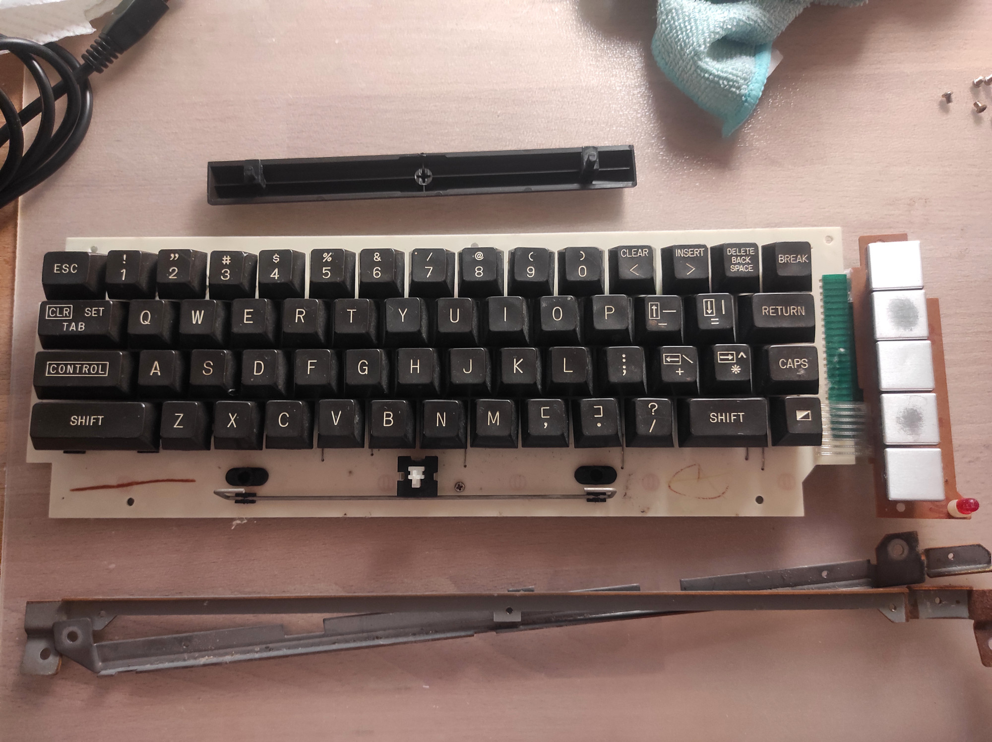 Deska klávesnice s nosnými lyžinami.