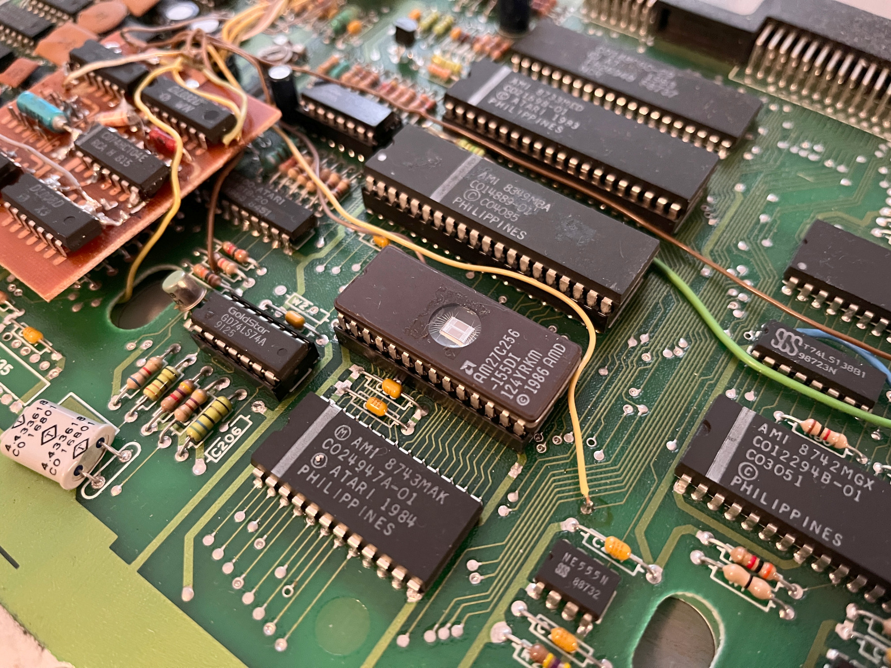 Alternativní ROM čip obsahující jak původní OS od Atari, tak QMEG-OS.