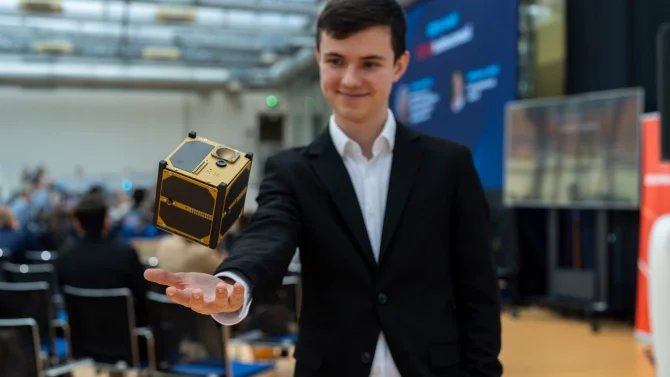 Simon Klinga, nadějný český student, který má ve vesmíru vlastní satelit