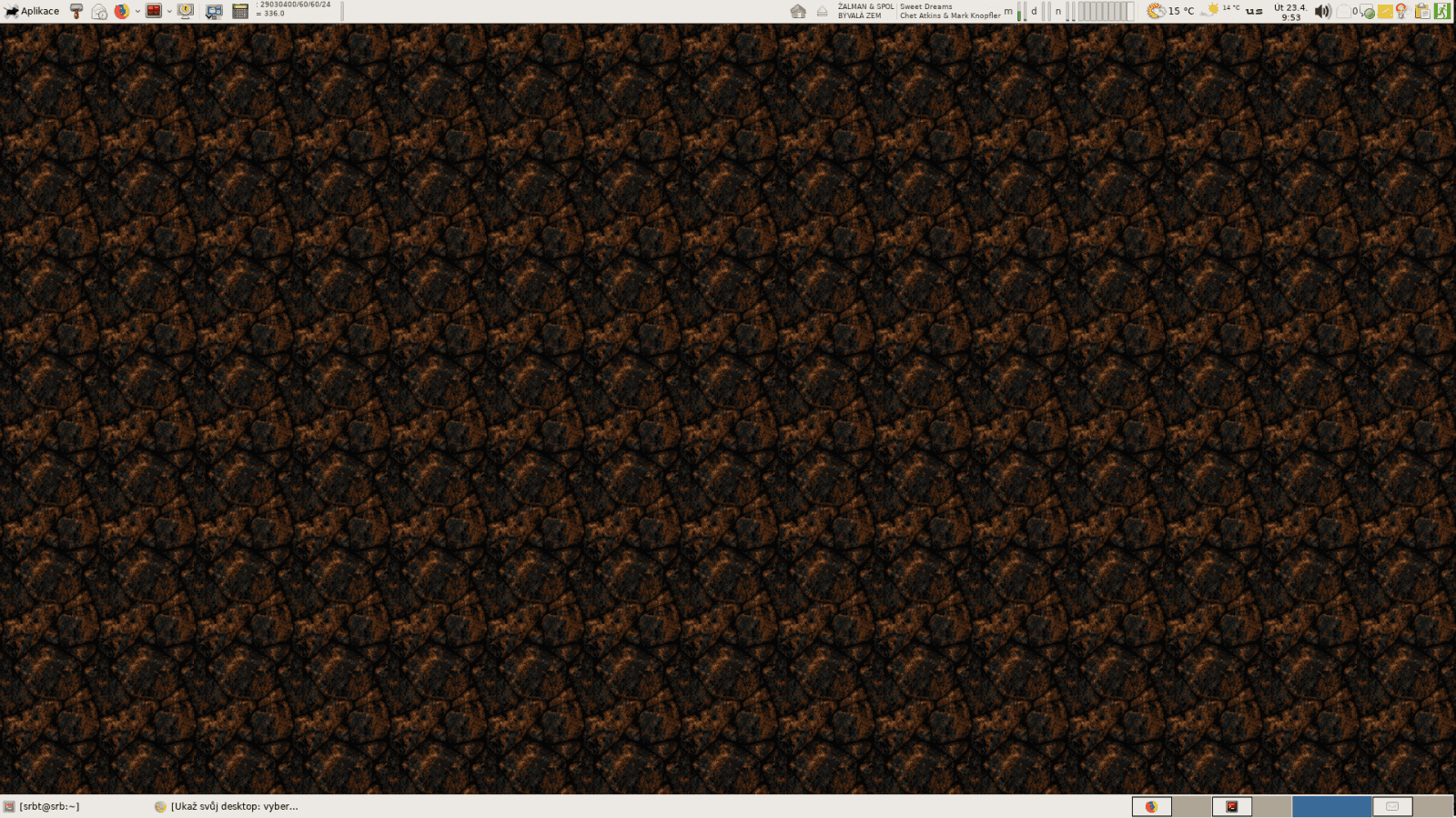 Fedora, XFCE, prudce nezajímavý desktop, protože je pořád zakrytý fullscreen aplikacemi. Na levém monitoru lišty s nástroji (pošta, browsery, terminály, zámek, rdesktopy, kalkulačka, rádia, využití ram, hdd, net, cpu. Pravý monitor bez panelů a okna nezávislá na plochách.