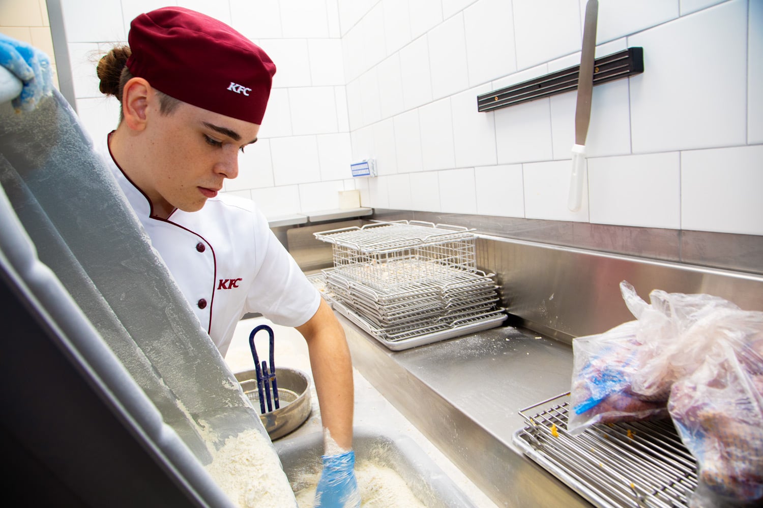 Mouka, voda a tajné byliny, to je to, co tvoří křupavou krustu na kuřatech KFC