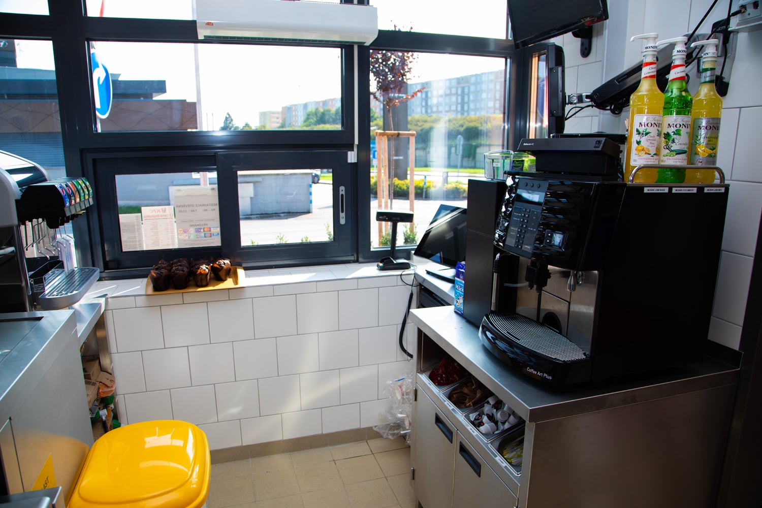 Výdejní okénko Drive Thru, ale z druhé strany než ho znáte