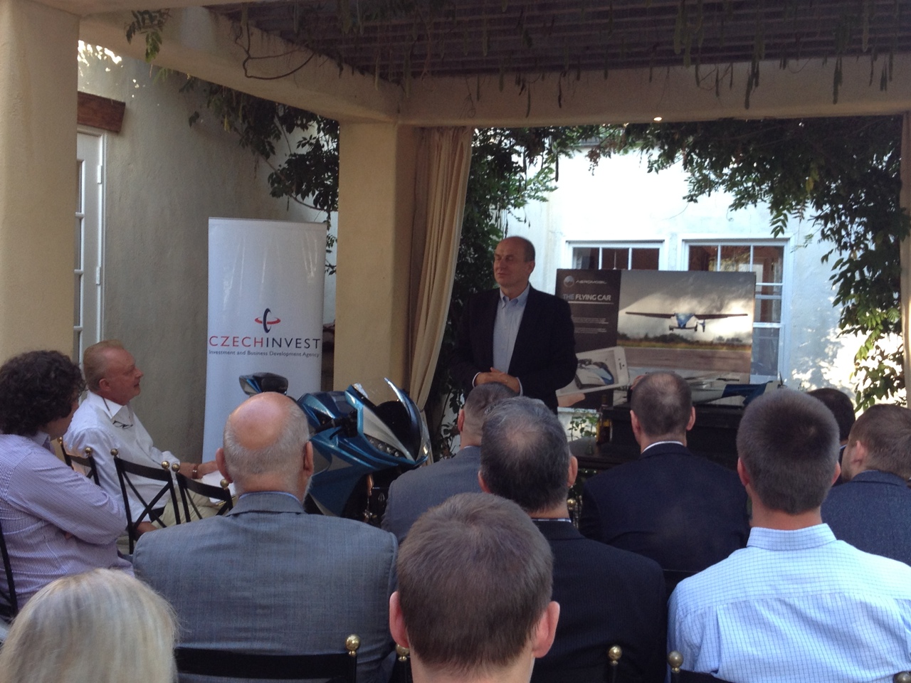 Ještě před začátkem se startupy z české výpravy mohly potkat s velvyslancem Petrem Gandalovičem.