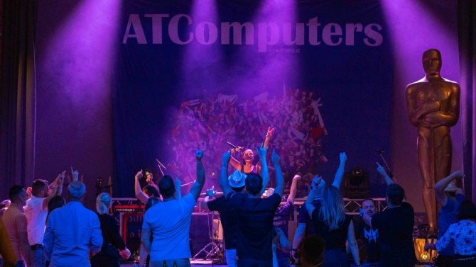 Obrazem: Slet celebrit na glam setkání AT Computers