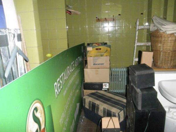 Restaurace ARITMA, (kontrolovaná osoba Vojtěch Wotřel), Nad Lávkou 5/672, Praha. Při kontrolní akci inspektoři zjistili myší exkrementy na několika místech provozovny a to jak ve skladových prostorech, mycí místnosti, tak za regály s kuchyňským zařízením v samotných prostorách kuchyně. V mycí místnosti i kuchyni se větralo okny bez sítí a pod dveřmi byl prostor pro vniknutí hlodavců. Znečištěné podlahy, nečistoty, pracovní náčiní a celkový zanedbaný stav provozovny byl z hygienického hlediska zcela nevyhovující.