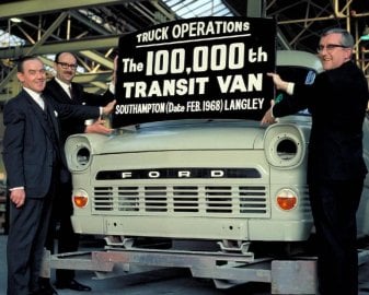 Stotisící Transit vyjel z britské montážní linky v Langley už tři roky po premiéře řady. To svědčí o mimořádném zájmu!