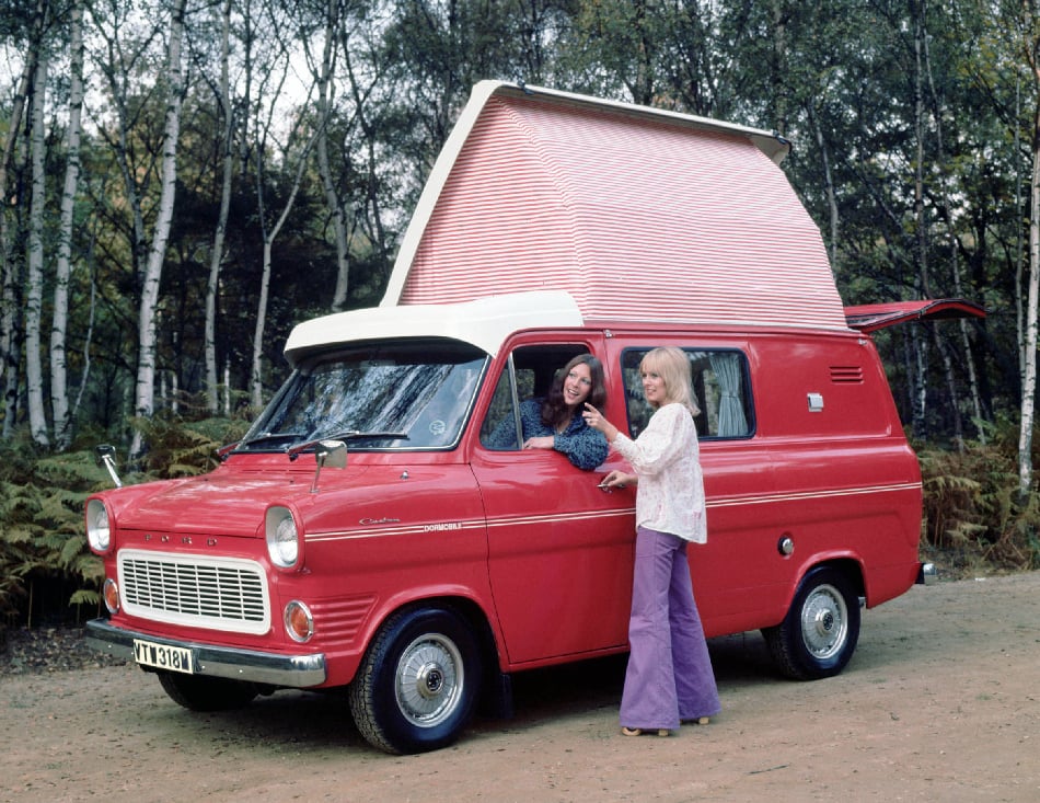 Sen (nejen) československého turisty: britská podoba populárních „bydlíků“ se stranově vyklápěcí střechou se neomezila jen na Ford Transit, ale nabízeli ji i jiní výrobci