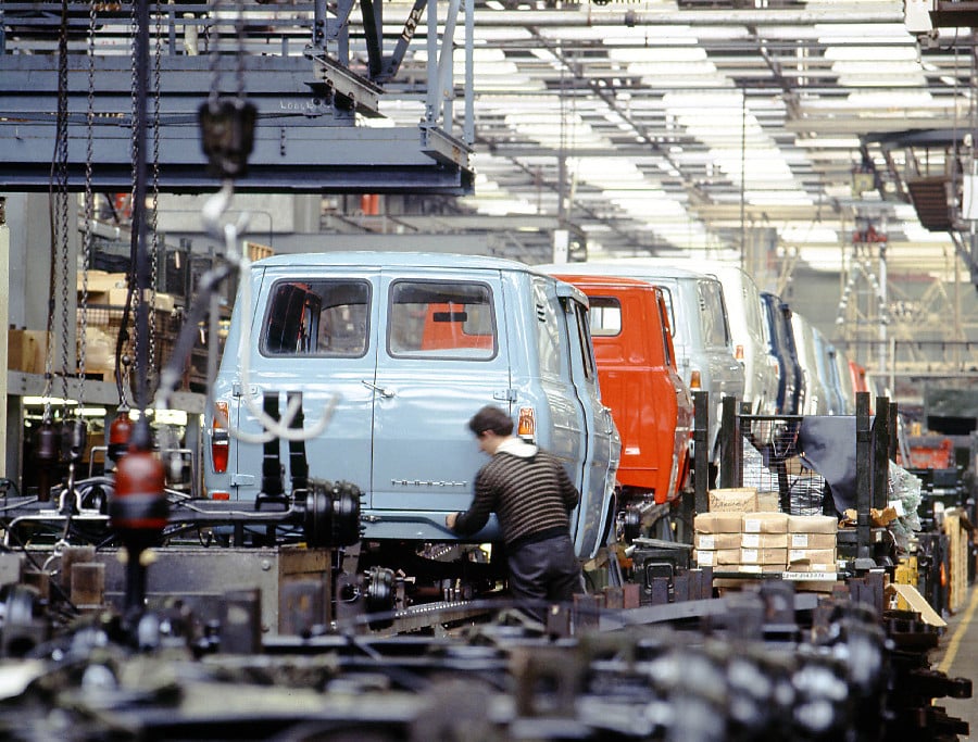 Transity první generace se vyráběly ve třísměnném provozu, koncem 60. let se výroba musela přestěhovat do továrny s větší kapacitou