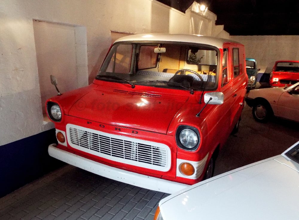 Pofaceliftový Transit si můžete detailně prohlédnout v populárním Retroautomuzeu ve Strnadicích. Je to připomínka faktu, že nejpopulárnější britská dodávka všech dob jezdila i u nás!