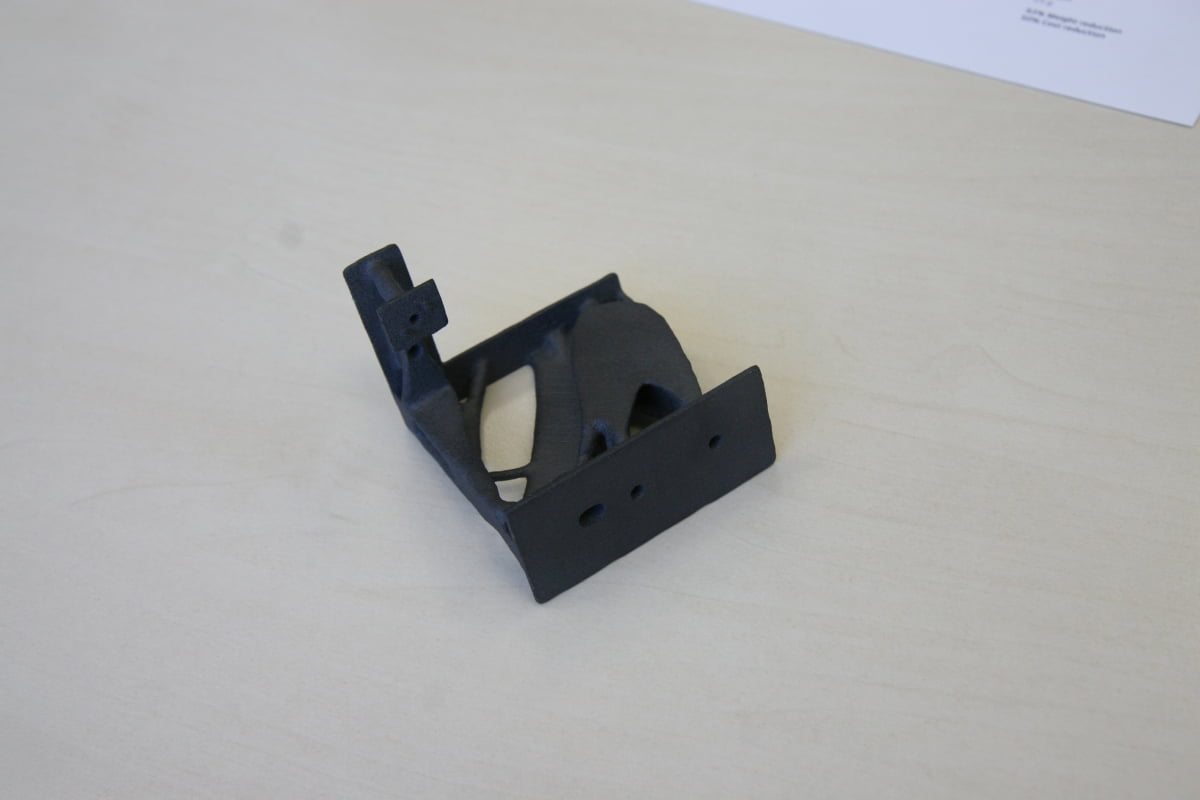 Tato součástka musela být původně kovová, také materiálu spotřebovala více.