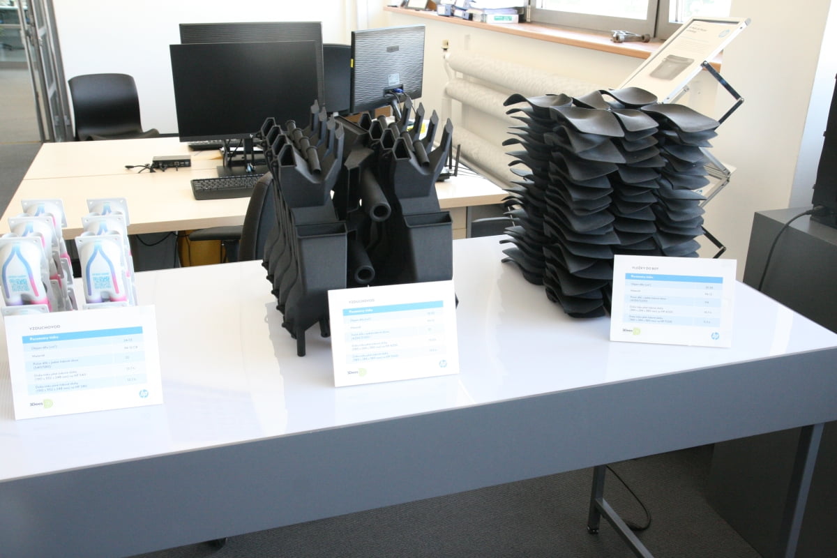 Výhoda MJF při výrobě dílů pro vzduchotechniku spočívá v tom, že se uvnitř nemusejí tisknout žádné podpěrky, takže má vnitřní prostor průduchů shodné parametry jako jejich povrch.