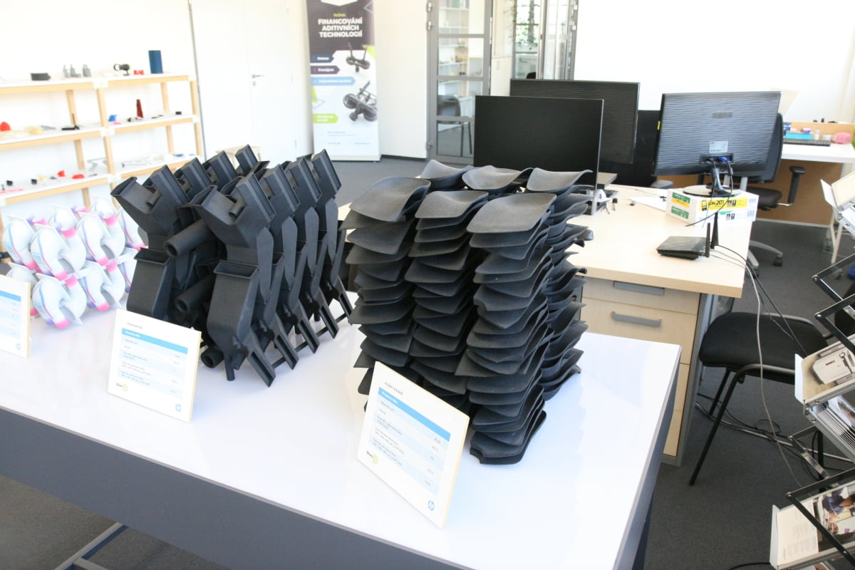 Jedna tisková úloha zvládne vyrobit třeba těchto 116 kusů nylonových ortopedických vložek.