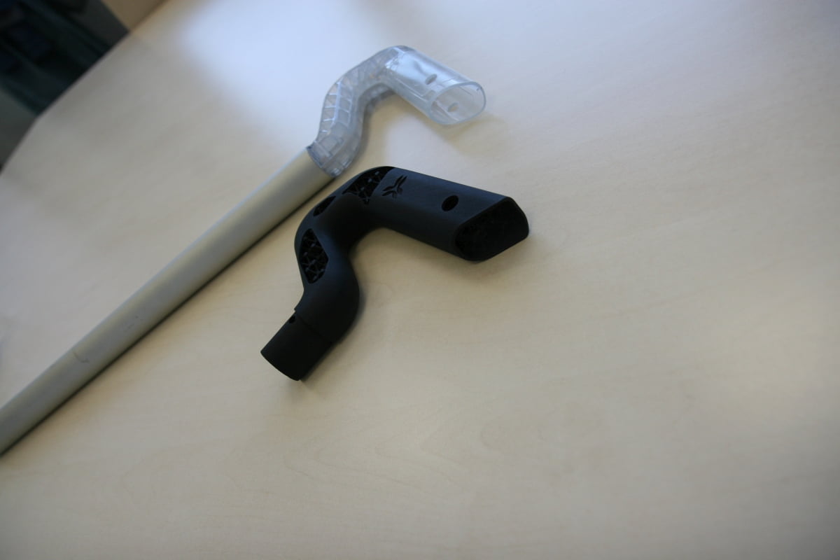 Rukojeť záchranářské lopaty, původní varianta plast/kov a lehčí, ale stejně pevná varianta vyrobená MJF tiskem.