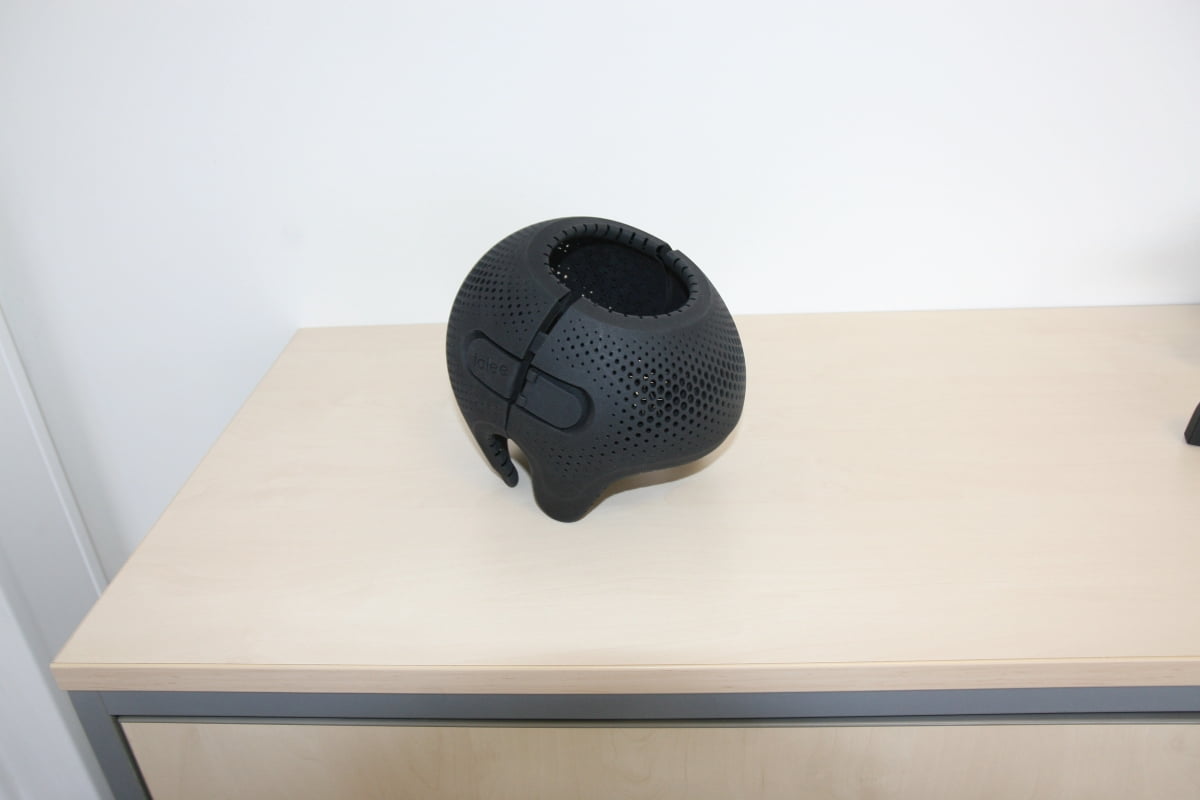 Ochranná dětská helmička na míru, na jejímž vývoji se 3D tiskový inkubátor 3Dees podílel.