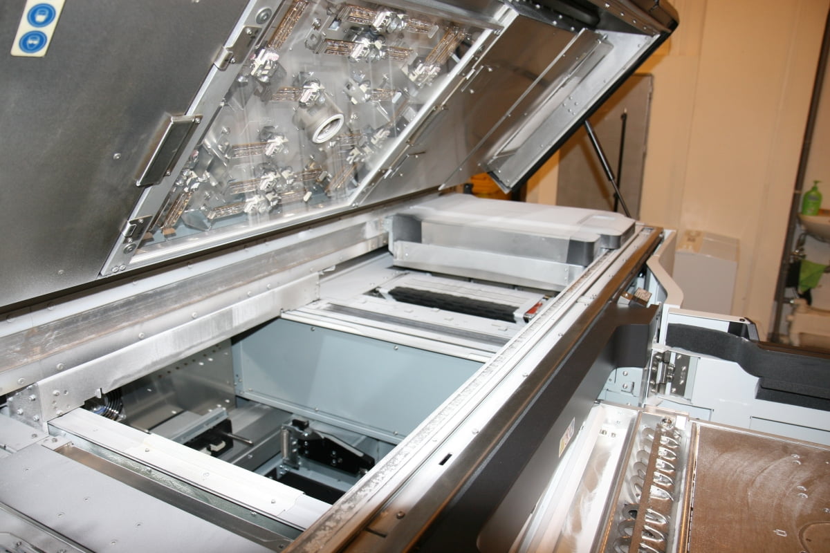 Jak hlava vytvrzuje svrchní vrstvu, ta postupně klesá a ze zásobníku se doplňuje nová vrstva prášku.