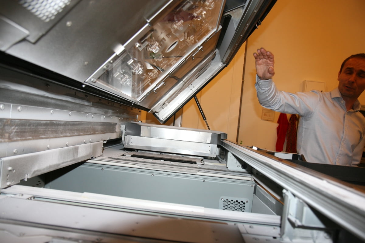 Technologie funguje tak, že tisková hlava vstřikuje drobné kapičky materiálu v požadovaném tvaru každé jednotlivé vrstvy. Ty pak UV lampa při teplotě okolo 180 stupňů Celsia vytvrdí. Hlava se následně posune o vrstvu níže a celý proces se opakuje.