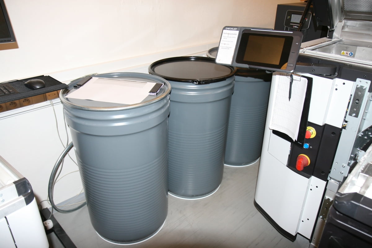 Nádoby s recyklovaným tiskovým materiálem.