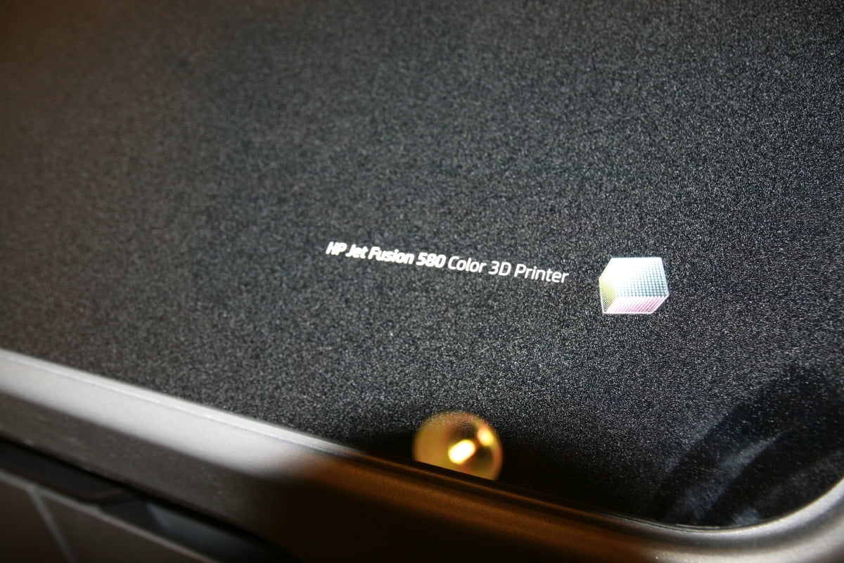 MJF tisk lze provádět i barevně, tedy pokud máte správnou tiskárnu.