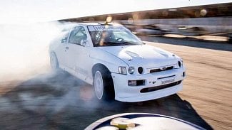 Náhledový obrázek - Ken Block má nové auto. První video ukazuje, co upravený Ford Escort RS Cosworth dokáže