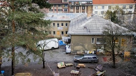 Náhledový obrázek - Stát převedl budovu aktivistů z centra Klinika na správu železnic