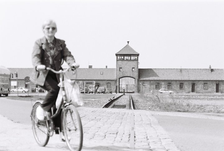 Pohled na tábor Březinka (Birkenau) ze silnice od Osvětimi