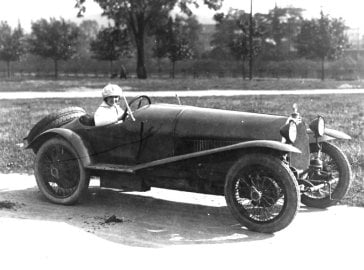 Přestože si Eliška Junková vyzkoušela desítky vozů světových značek, bugatkám zůstávala věrná, pokud to její možnosti dovolily