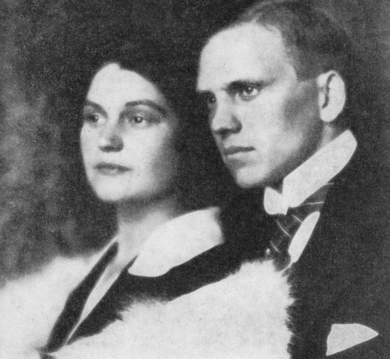 Svatební fotografie novomanželů Junkových – a pak už následovaly roky plné bugatek!