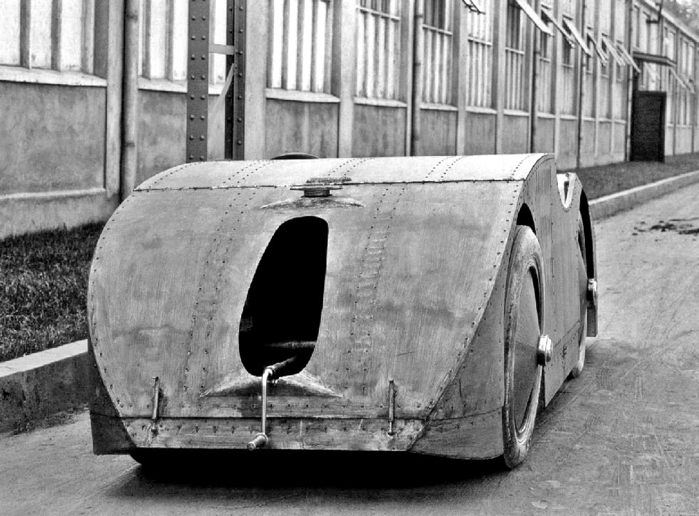 Bugatti 32 poháněl dvoulitrový osmiválec. Vůz získal přezdívku „tank“ či „želva“ a lišil se od ostatních sportovních modelů. Postavilo se pět kusů, na snímku první z nich na továrním dvoře. Jeden exemplář měli i Junkovi