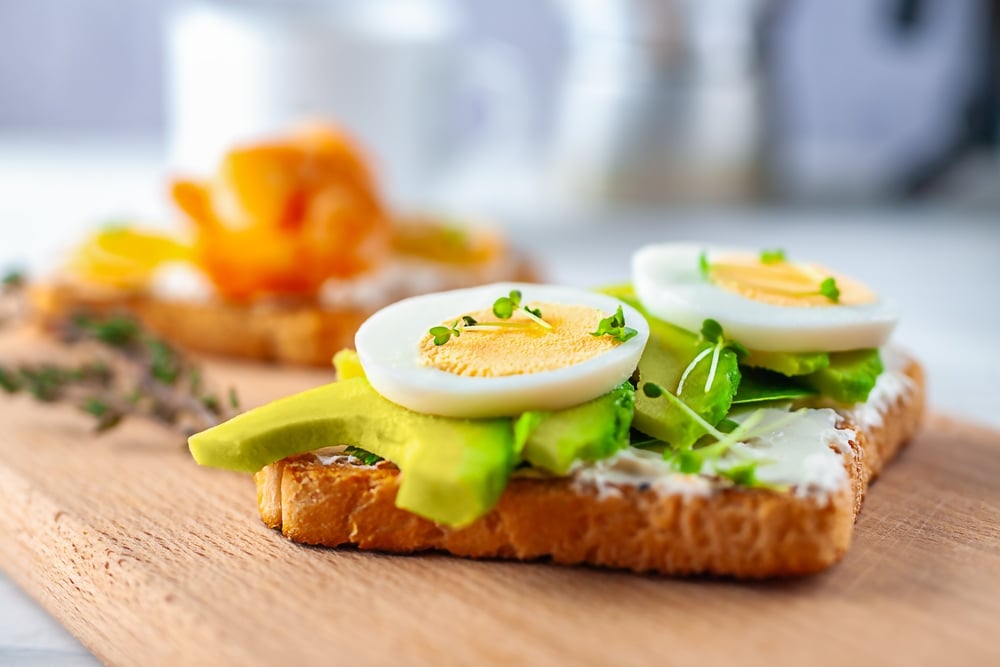 Toast s avokádem a vařeným vejcem