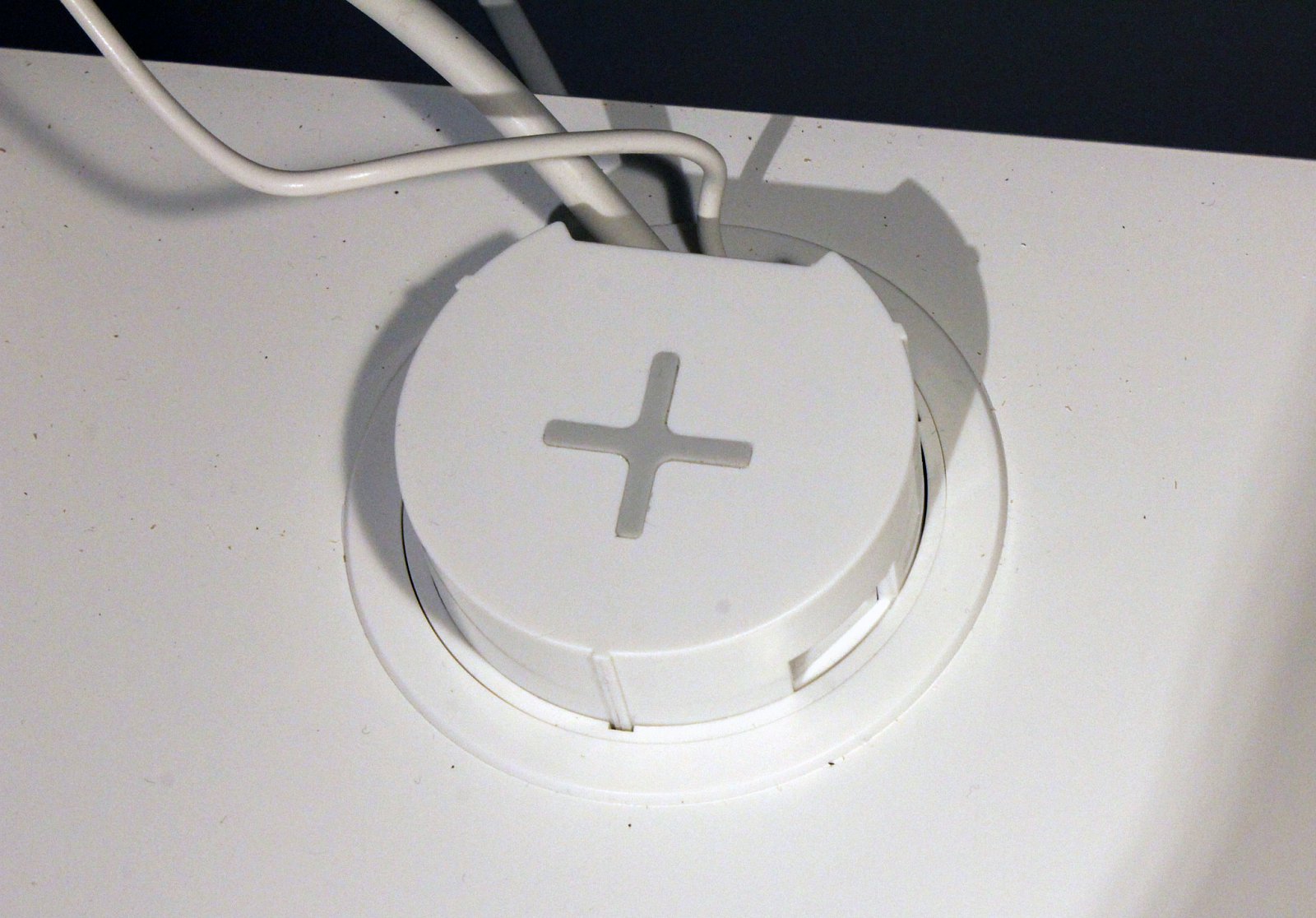 Nabíječka pro pracovní stoly - dá se vsadit do otvoru na kabely, pokud jej váš stůl má.