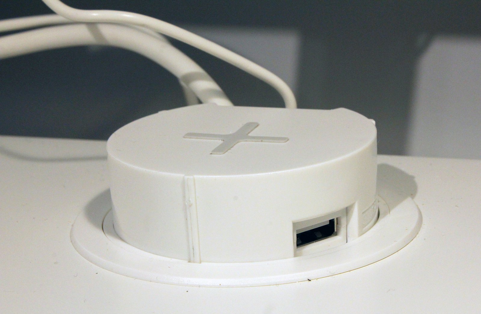 Nabíječka může "trčet" nad desku stolu - v této poloze máte přístup i k USB konektoru.